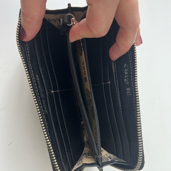 Juicy Couture velour wallet featuring crown - Picture 4 of 4